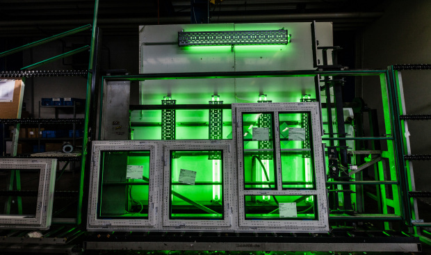 Green Invest (im Bild zu sehen sind neue Fenster, die von grünem Licht angeleuchtet sind)