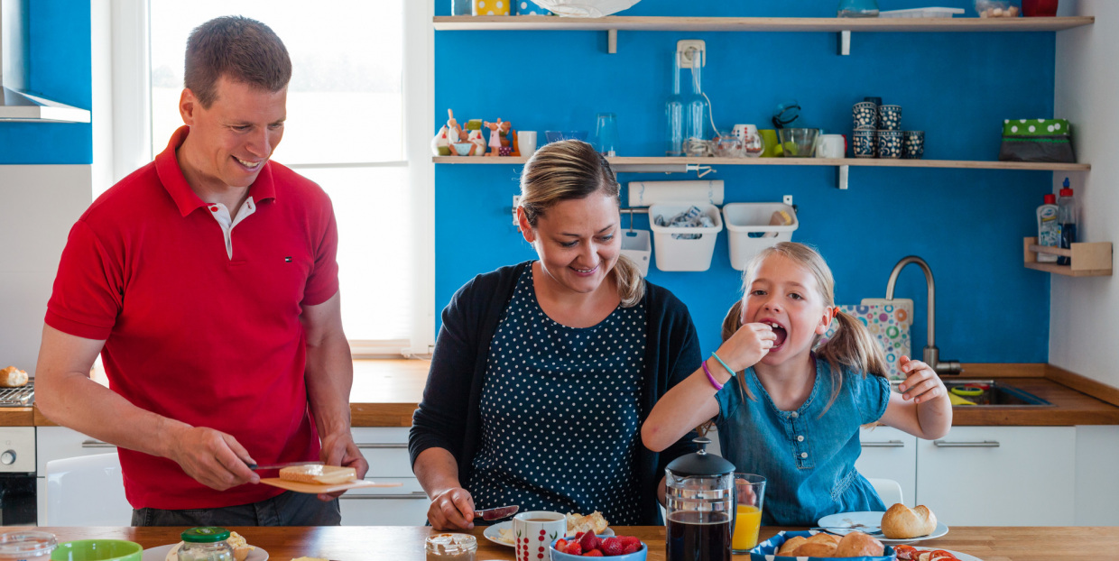 Wohnberechtigungsschein - online berechnen (im Bild zu sehen ist eine Familie beim Frühstück)